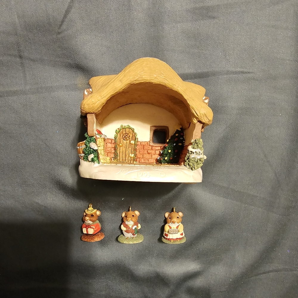 EUC Hallmark Keepsake Ornament "A Moustershire Christmas" Special Edition 1995